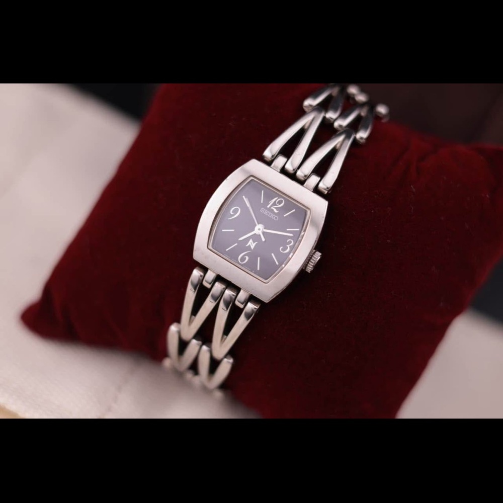 Vintage 1990s Seiko Noie 4N21-5440 Women’s Watch [Chain link Bracelet]